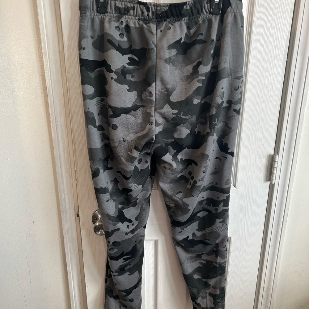 Man Nike Black & Gray Camo Zip Hoodie and Joggers - Picture 8 of 8